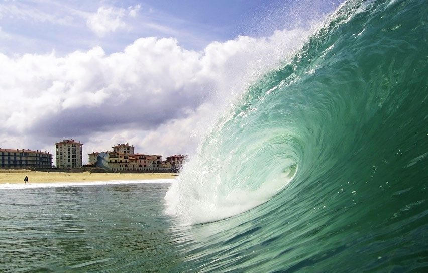 Surfing in Hossegor - featured